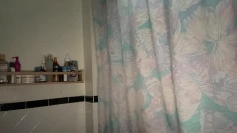 Snapshot of dreamyriri chatting on October 19, 2:44 pm RIRI OR DREAMY online show from October 19, 2:44 pm