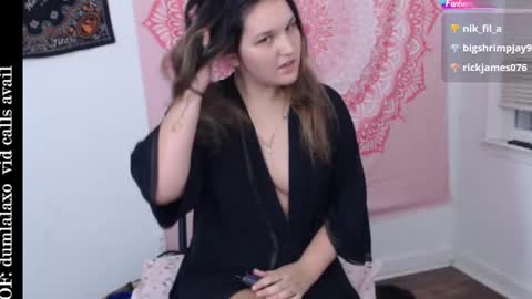 Snapshot of dumlala chatting on October 5, 3:15 am the only advantage you have over me is that u can kiss my ass and i cant  online show from October 5, 3:15 am