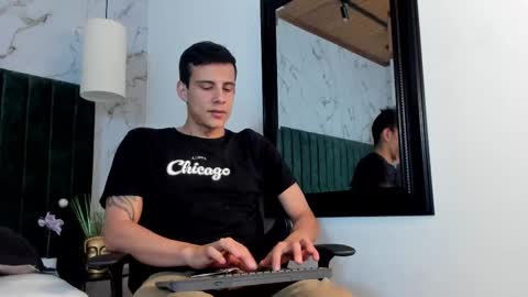 Snapshot of dustin_sonne chatting on February 18, 9:32 am Dustin Sonne online show from February 18, 9:32 am