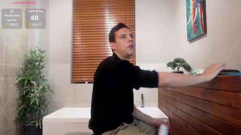Snapshot of dustin_sonne chatting on February 20, 3:23 am Dustin Sonne online show from February 20, 3:23 am