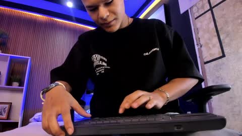 dylanroyce_ online show from April 7, 12:40 pm