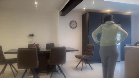 Nadia Ferreira  online show from February 4, 1:48 pm