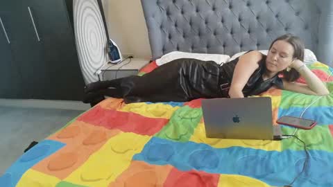 Nadia Ferreira  online show from April 13, 9:57 am