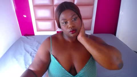 Snapshot of ebony_sugar_mommy chatting on January 23, 10:01 pm MILENA online show from January 23, 10:01 pm