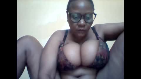 Snapshot of ebonybussy chatting on September 22, 10:19 am MAMITO online show from September 22, 10:19 am