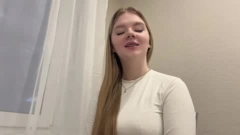 Mia online show from April 9, 12:33 pm