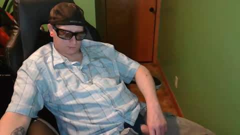 edwardaims_2please online show from April 29, 2:38 am
