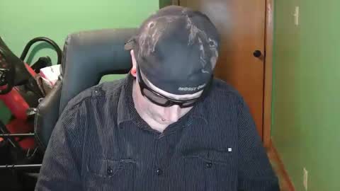 edwardaims_2please online show from April 28, 2:27 am