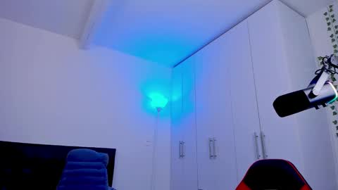 Snapshot of eiden_allenx1 chatting on February 9, 7:15 am eiden_allenx1 online show from February 9, 7:15 am