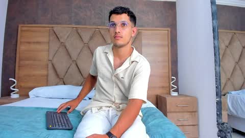 YG COUPLE online show from April 3, 10:17 pm