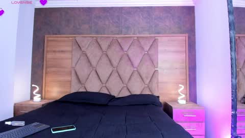 YG COUPLE online show from April 4, 10:39 pm