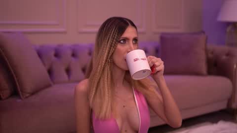 Ella online show from November 25, 5:28 am