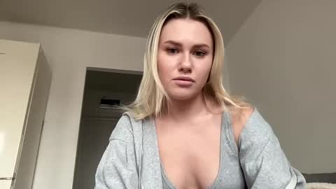 Snapshot of elaraluxxxe chatting on March 11, 1:12 pm elaraluxxxe online show from March 11, 1:12 pm