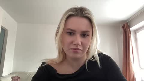 Snapshot of elaraluxxxe chatting on February 15, 1:27 pm elaraluxxxe online show from February 15, 1:27 pm