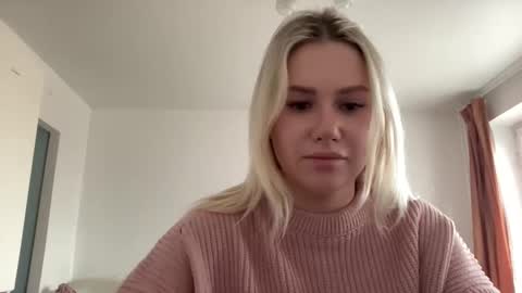Snapshot of elaraluxxxe chatting on February 14, 12:03 pm elaraluxxxe online show from February 14, 12:03 pm