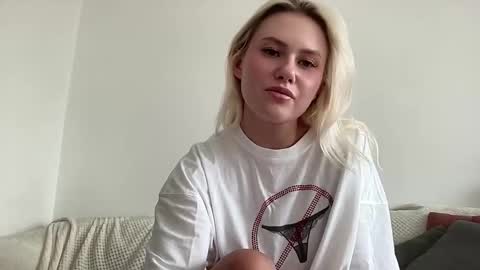 Snapshot of elaraluxxxe chatting on September 18, 11:03 am elaraluxxxe online show from September 18, 11:03 am
