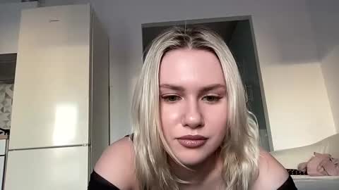 Snapshot of elaraluxxxe chatting on February 22, 2:08 pm elaraluxxxe online show from February 22, 2:08 pm