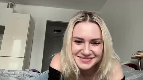 Snapshot of elaraluxxxe chatting on February 20, 12:25 pm elaraluxxxe online show from February 20, 12:25 pm