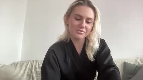 Snapshot of elaraluxxxe chatting on October 8, 10:32 am elaraluxxxe online show from October 8, 10:32 am