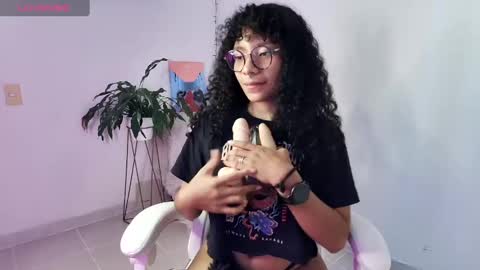 Snapshot of elektra_williams chatting on February 18, 10:03 pm elektra_williams online show from February 18, 10:03 pm