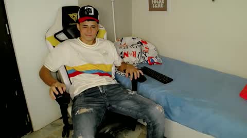 Snapshot of elii_797 chatting on October 30, 4:18 pm bby-santy online show from October 30, 4:18 pm