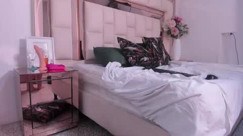 Elisa  online show from February 14, 3:15 pm