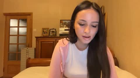 Mia online show from December 5, 3:54 pm