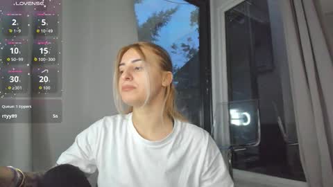 Snapshot of ella_vee chatting on October 10, 4:07 am ella_vee online show from October 10, 4:07 am