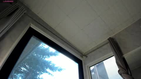 ella_vee online show from February 25, 5:44 am