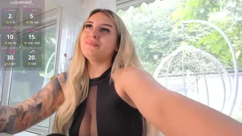ella_vee online show from May 30, 5:39 am