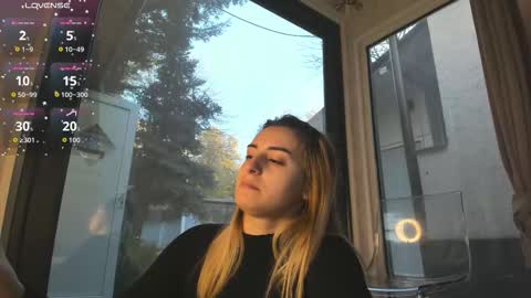 ella_vee online show from November 25, 5:50 am