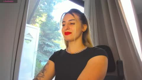 Snapshot of ella_vee chatting on September 14, 5:32 am ella_vee online show from September 14, 5:32 am