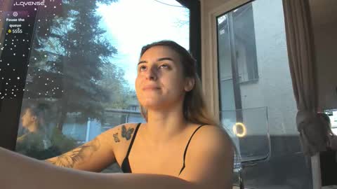 ella_vee online show from November 28, 6:43 am