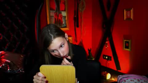 Ella online show from November 9, 10:30 am