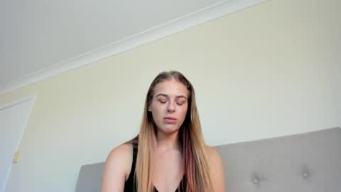 ellaaaa online show from March 12, 12:47 am