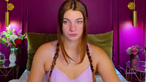 Snapshot of ellamaison chatting on October 12, 5:22 am Ella online show from October 12, 5:22 am