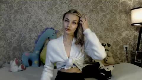 ellamilla online show from November 9, 9:57 am