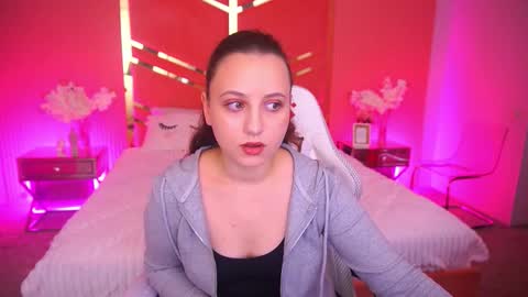 elleebloom online show from November 3, 2:29 pm