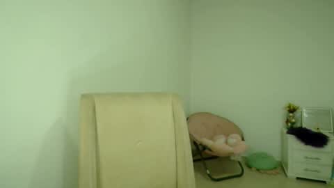 Snapshot of ellette_ chatting on January 2, 10:01 pm princess online show from January 2, 10:01 pm