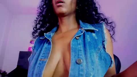 Snapshot of ellie_alves chatting on September 27, 2:37 pm Ellie online show from September 27, 2:37 pm
