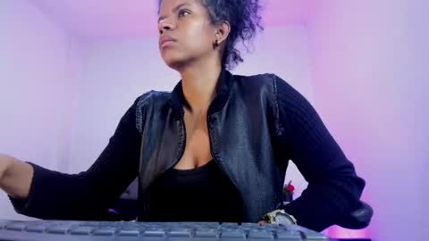 Snapshot of ellie_alves chatting on October 13, 1:57 pm Ellie online show from October 13, 1:57 pm