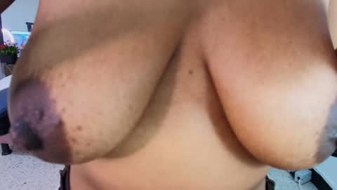 Snapshot of ellie_alves chatting on September 16, 3:04 pm Ellie online show from September 16, 3:04 pm