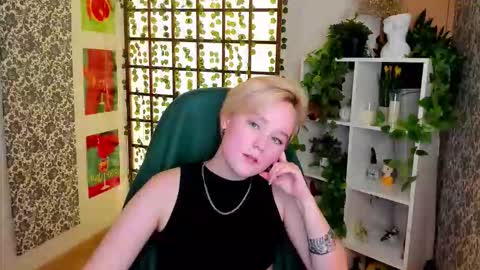 Ellie online show from November 18, 8:39 am