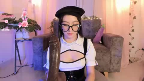 elliedream_ online show from July 10, 2:44 pm