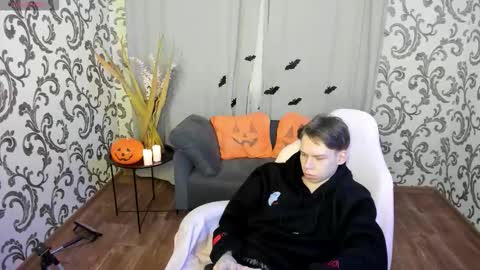 elliot_mars_ online show from October 28, 5:25 pm