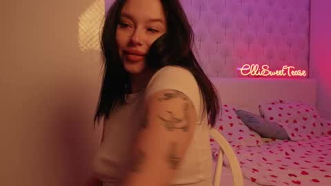 Snapshot of ellisweettease chatting on October 6, 2:18 am ElliSweettease online show from October 6, 2:18 am