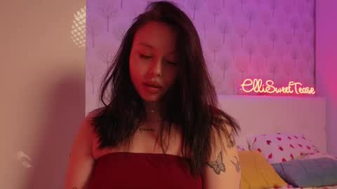 Snapshot of ellisweettease chatting on October 17, 5:11 am ElliSweettease online show from October 17, 5:11 am