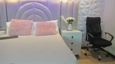 Ellye online show from July 2, 11:15 am