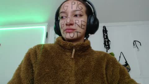 Snapshot of eloise_brown_ chatting on January 30, 4:37 am Chelsea Please help me to reach 100 thumbs up online show from January 30, 4:37 am