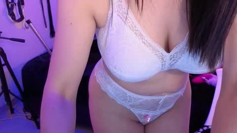 Snapshot of elowen_halley1 chatting on October 4, 11:13 pm elowen_halley1 online show from October 4, 11:13 pm